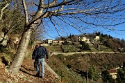 24 In via del Rione con vista sul Monte Bastia